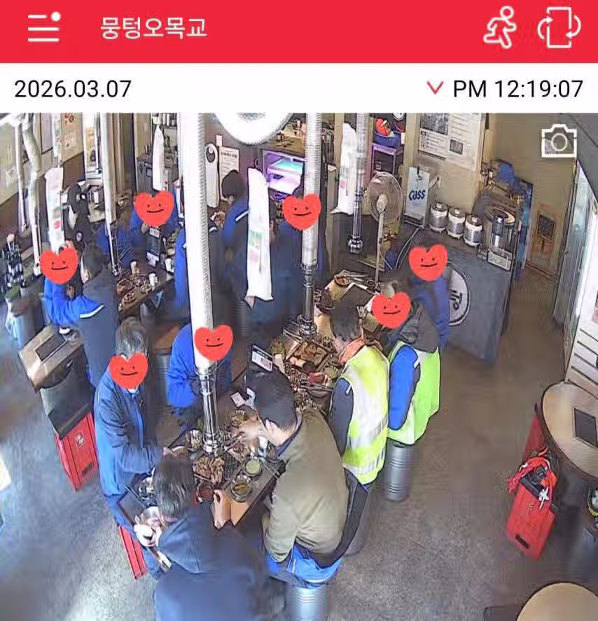 실수로 가게앞 데크를 부순 작업자 2