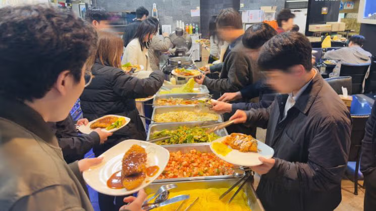 "김치통에 돈가스 26장"…무한리필 식당 덮친 '무단포장' 2