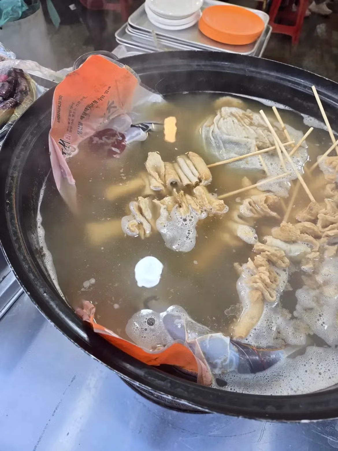 지역축제 상인이 순대봉지를 어묵탕 안에 통째로 넣은 이유 2