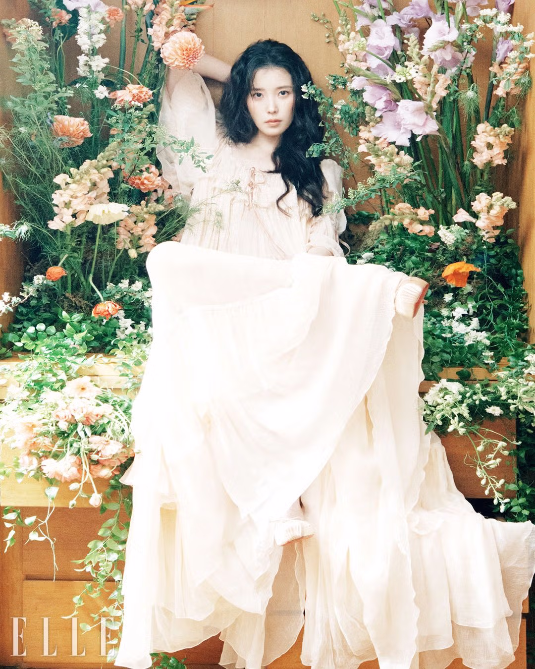 웨딩 컨셉 아이유 x 변우석 <엘르> 커플 화보 8