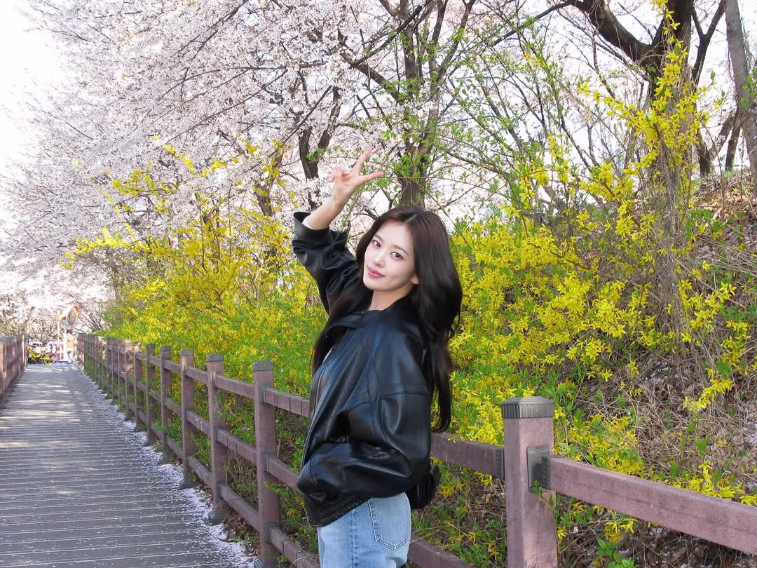 아이브 안유진 인스타(ft.엄마가 찍어준 여친짤🌸) 2