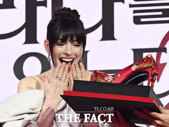 꽃신 선물받은 메릴 스트립과 앤 해서웨이 감사 인사 2