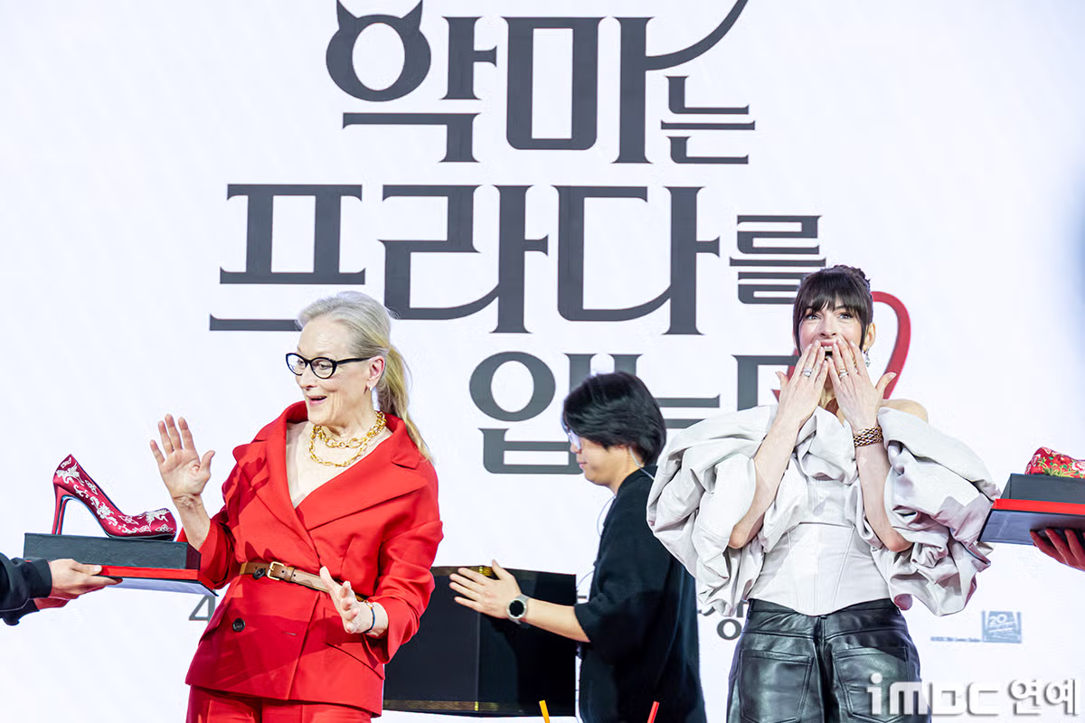 꽃신 선물받은 메릴 스트립과 앤 해서웨이 감사 인사 4