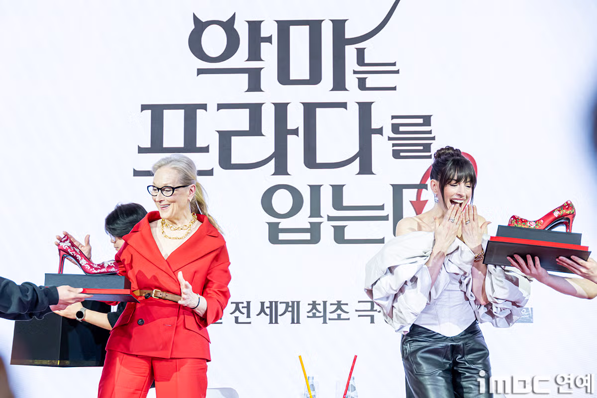 꽃신 선물받은 메릴 스트립과 앤 해서웨이 감사 인사 5