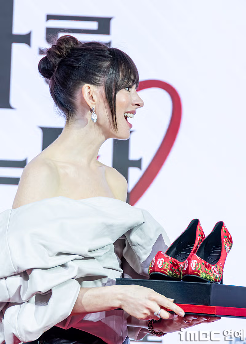 꽃신 선물받은 메릴 스트립과 앤 해서웨이 감사 인사 7