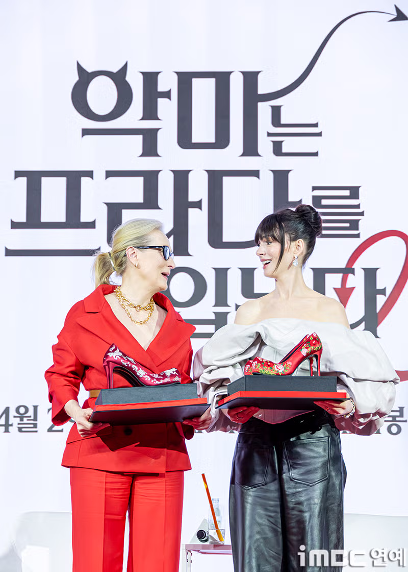 꽃신 선물받은 메릴 스트립과 앤 해서웨이 감사 인사 12
