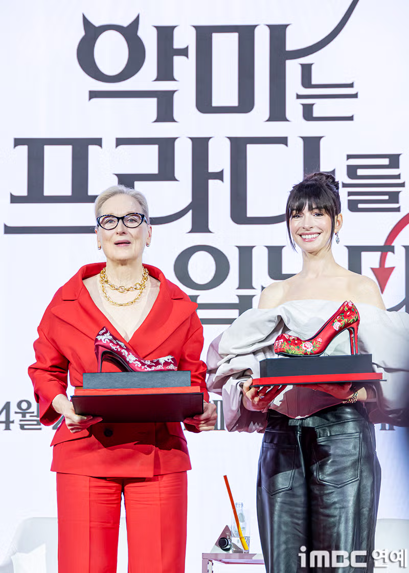 꽃신 선물받은 메릴 스트립과 앤 해서웨이 감사 인사 13