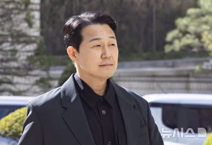 임성근 재판 출석하러 나온 박성웅으로 사진기자들이 화보 하나 뚝딱 만들어낸 현장 3