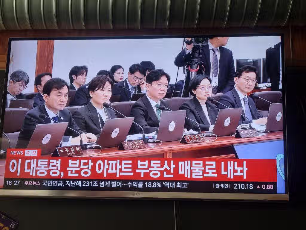 전 커뮤에서 들고 있어났다! 장동혁이 집 팔아라! 대통령이 팔면 판다매? 니는 주옥 되어써! 이제 팔아도 본전이거나 본전도 못찾아 ㅋㅋㅋㅋ 2