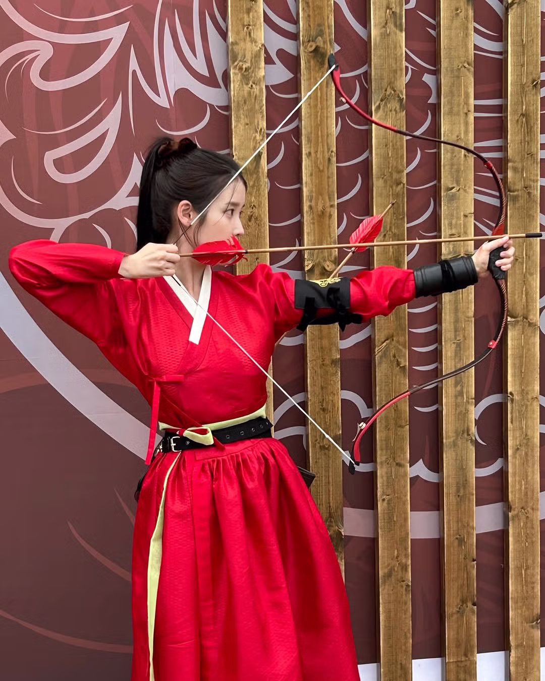 아이유 인스타 대군부인 비하인드 사진 업뎃 (with 변우석, 이연, 허남준, 노상현) 9