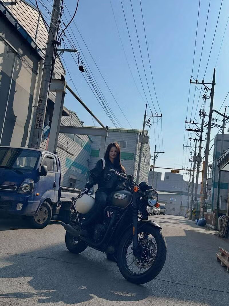 프로미스나인 이나경 인스타 - 오토바이 드라이버 2