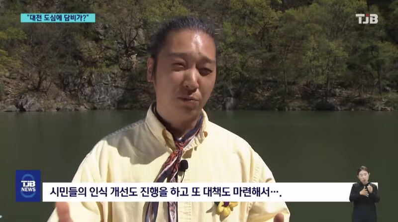 '폴짝' 하더니 '콱'..담비의 '뱀 사냥' 순간 포착 11