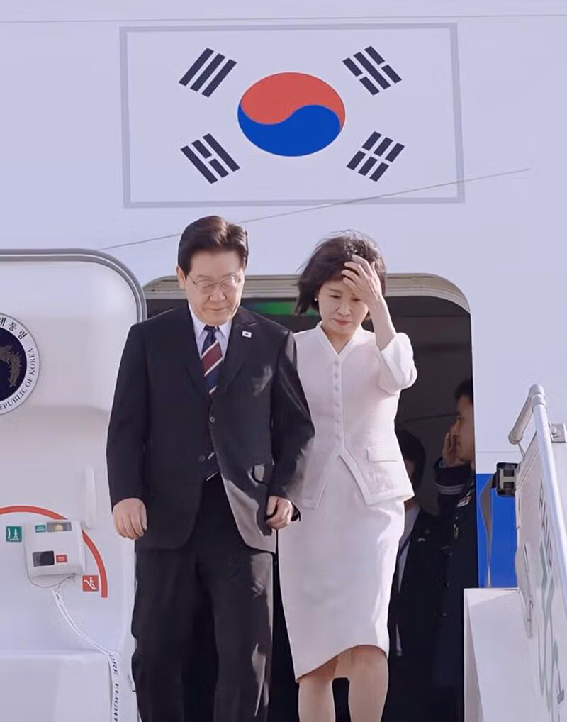 이대통령내외 인도 도착 환영식 2