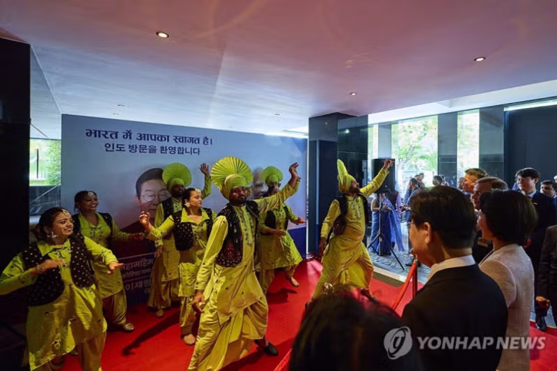 이대통령내외 인도 도착 환영식 11