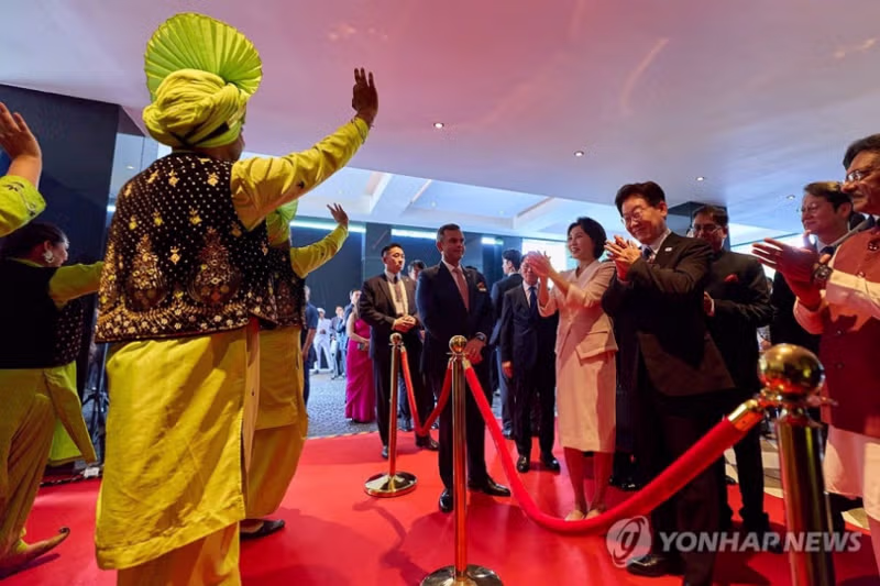 이대통령내외 인도 도착 환영식 12