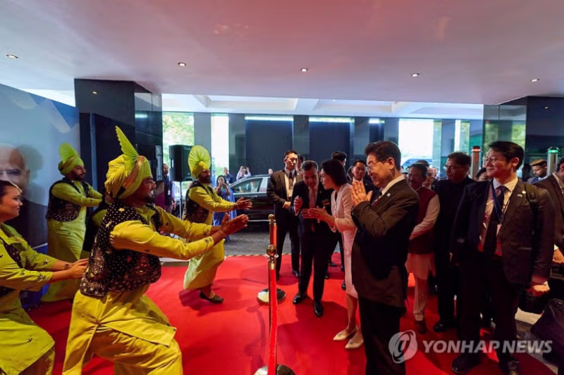 이대통령내외 인도 도착 환영식 13