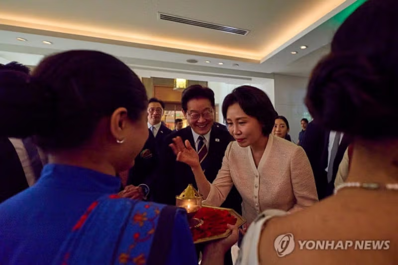 이대통령내외 인도 도착 환영식 14