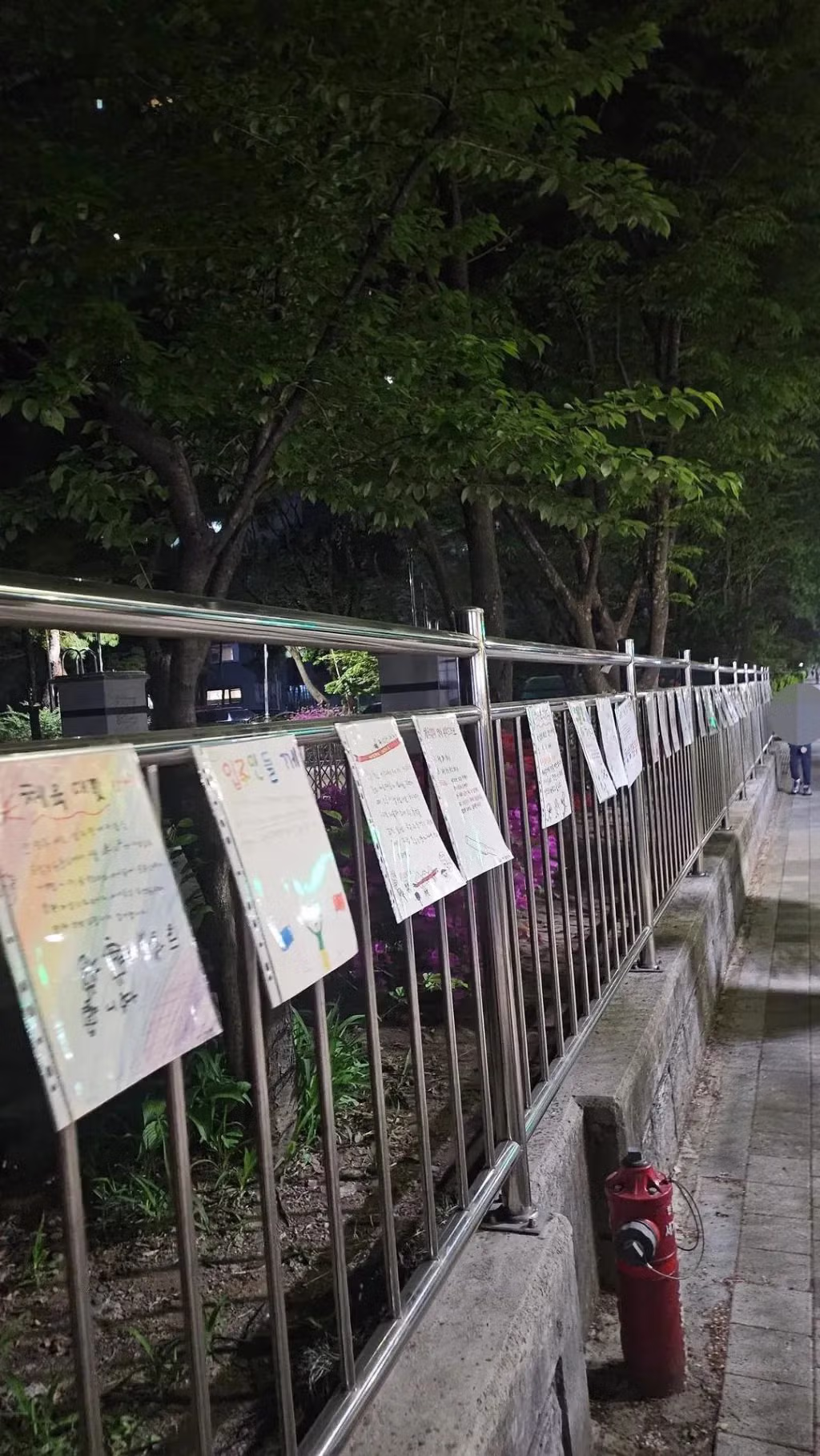 운동회 예정 초등학교 담벼락에 빼곡히 붙은 학생들이 직접 쓴 소음 양해문 6