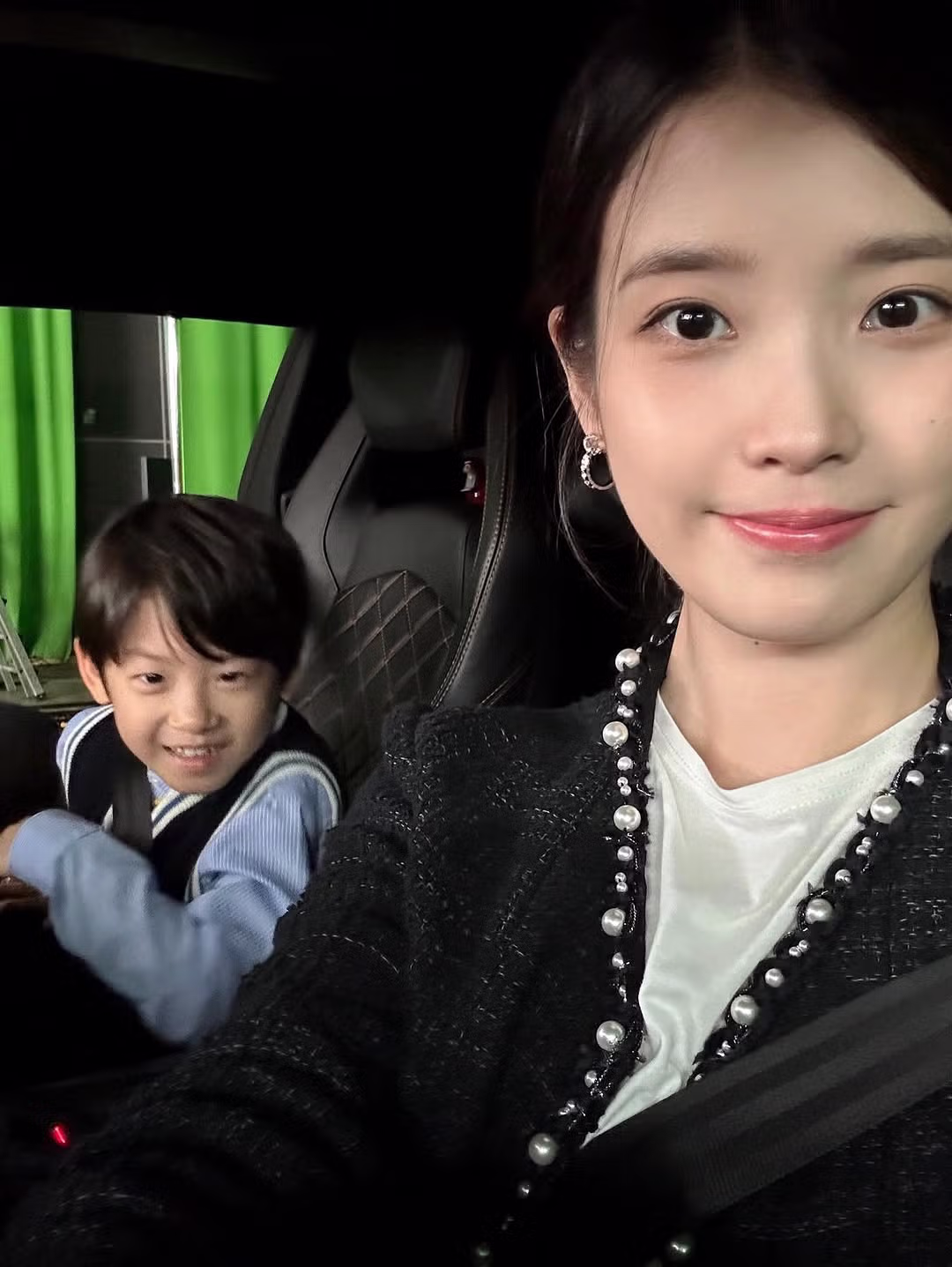 아이유 인스타 업데이트 (대군부인 4화 비하인드🌱⚾️🏎) 6