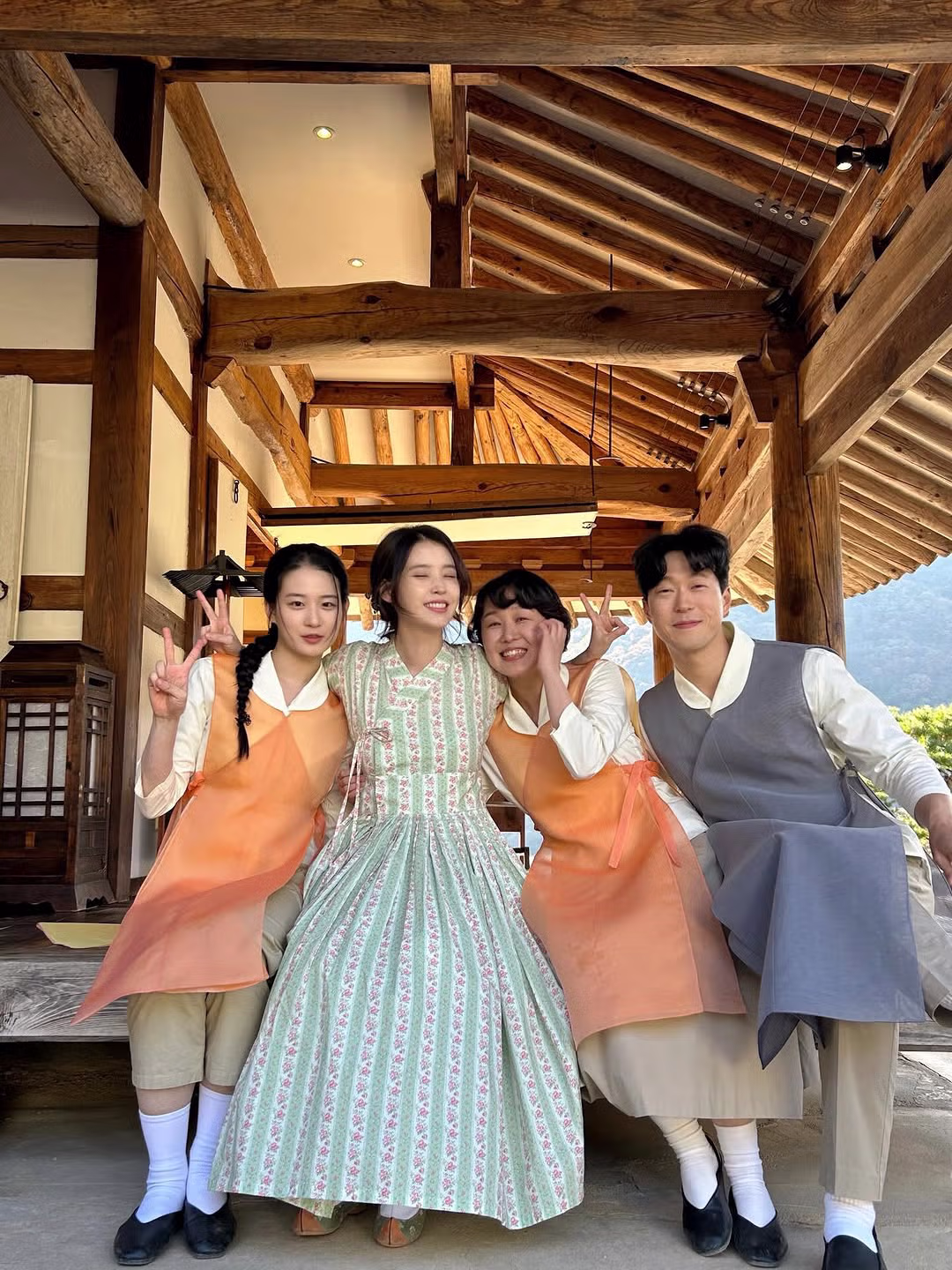 아이유 인스타 업데이트 (대군부인 4화 비하인드🌱⚾️🏎) 10