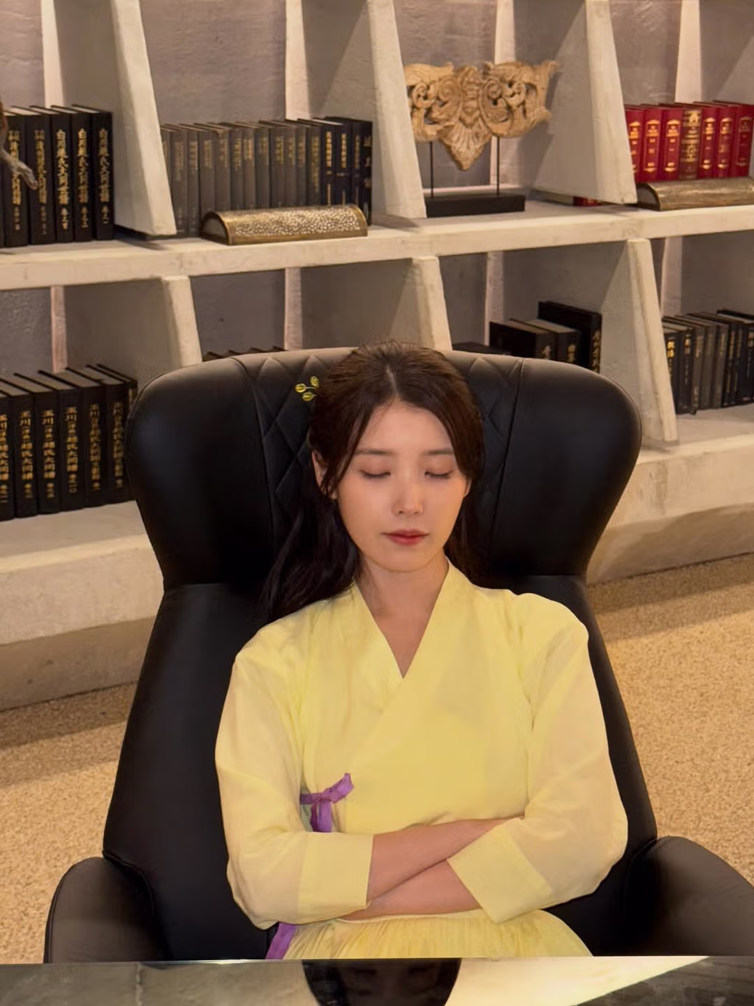 아이유 인스타 업데이트 (대군부인 4화 비하인드🌱⚾️🏎) 11