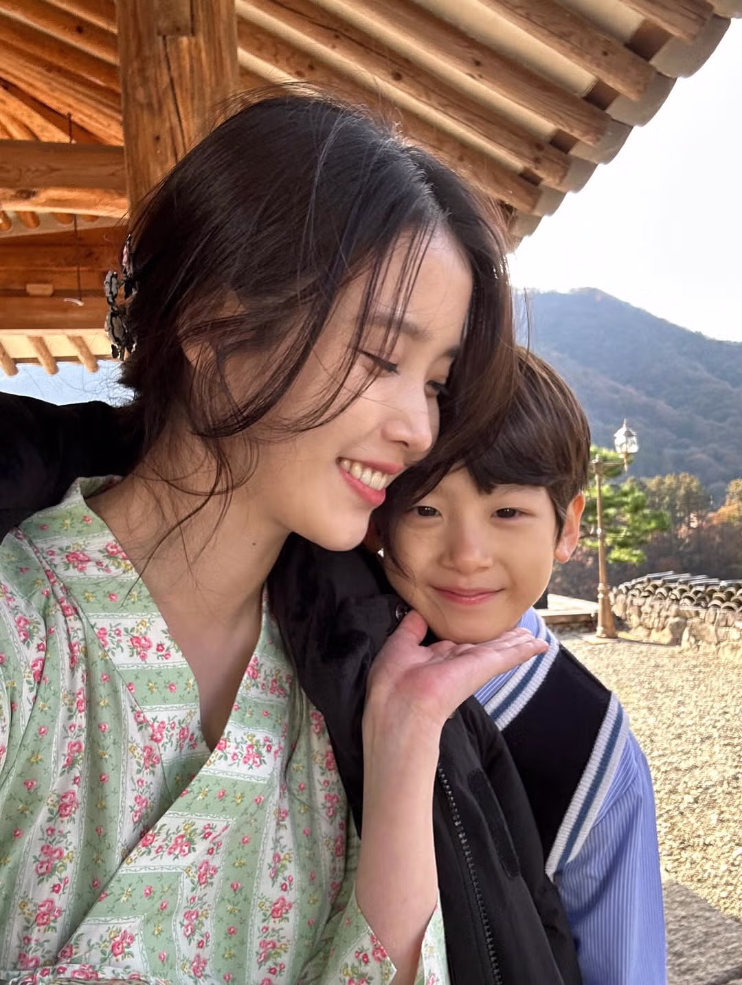 아이유 인스타 업데이트 (대군부인 4화 비하인드🌱⚾️🏎) 5