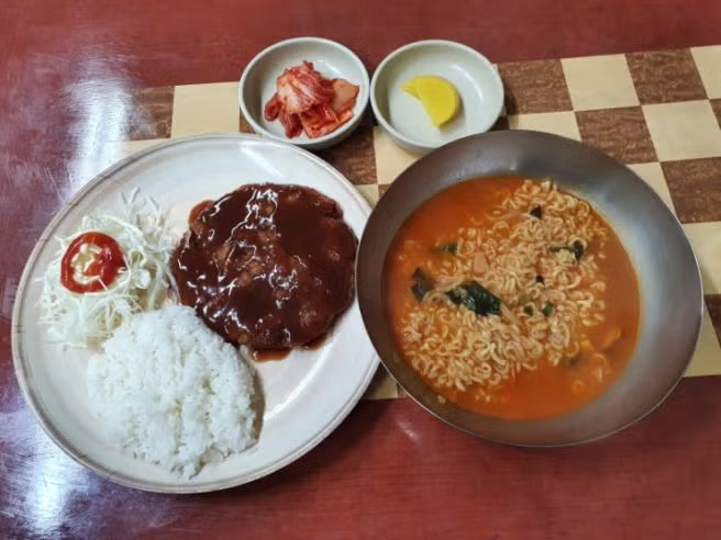 모든 메뉴에 돈까스가 들어가는 식당 2