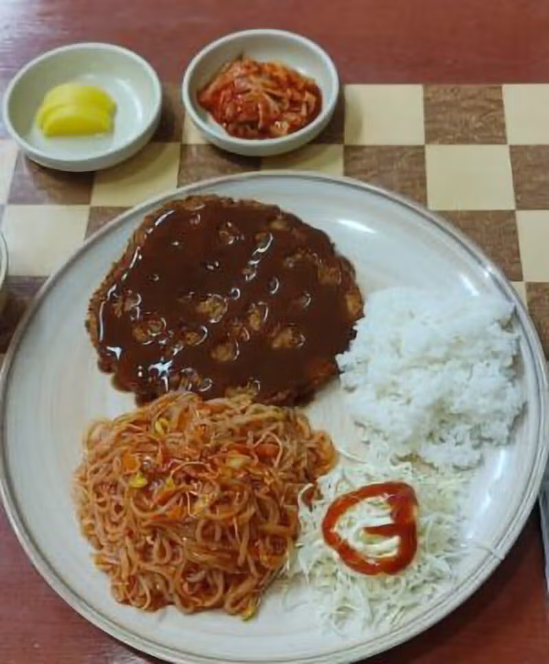 모든 메뉴에 돈까스가 들어가는 식당 4