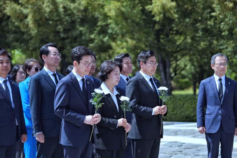 추미애 "노 대통령님을 만나 뵙고 왔습니다." - 밈카세