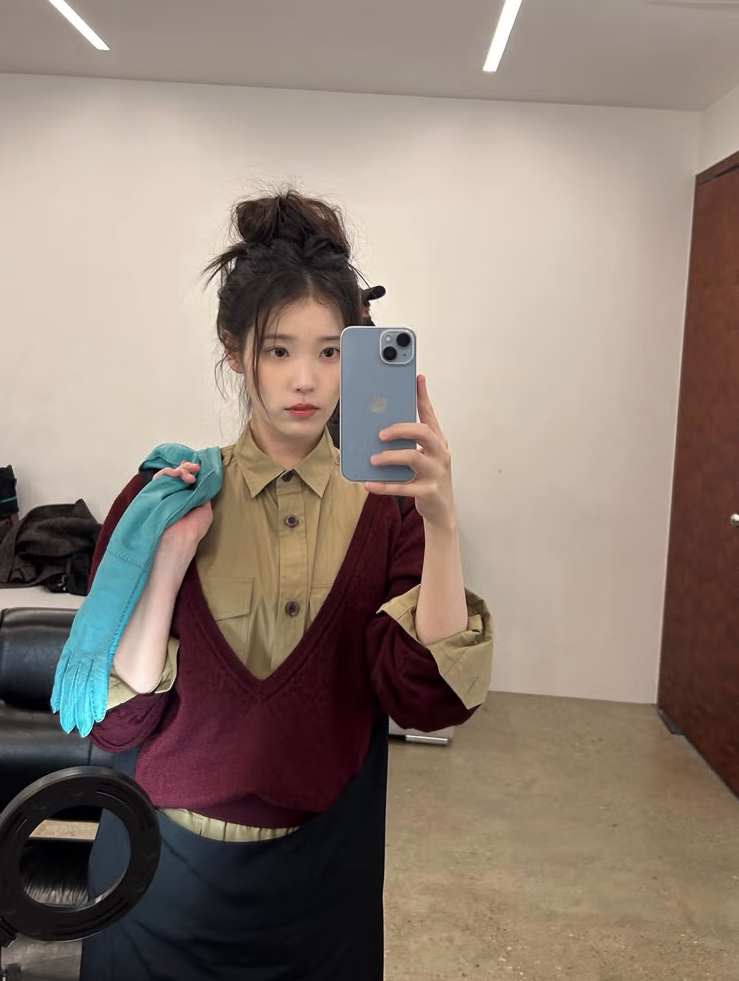 아이유 인스타 코스모폴리탄 화보 비하인드 사진 업뎃 (with 이연) - 밈카세