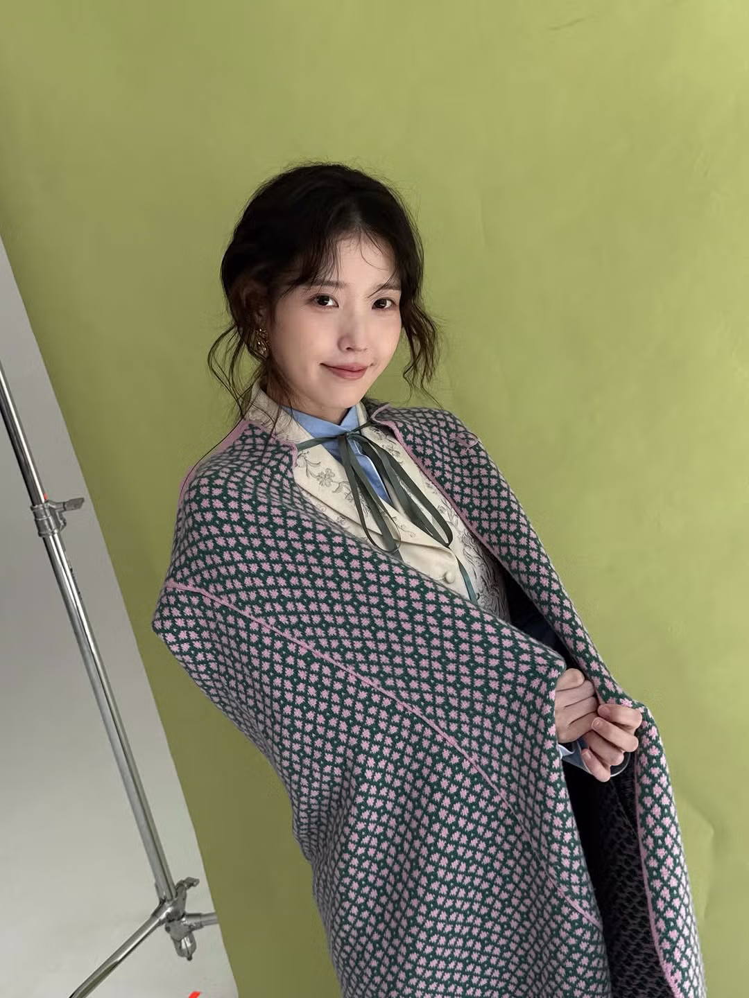 아이유 인스타 코스모폴리탄 화보 비하인드 사진 업뎃 (with 이연) - 밈카세