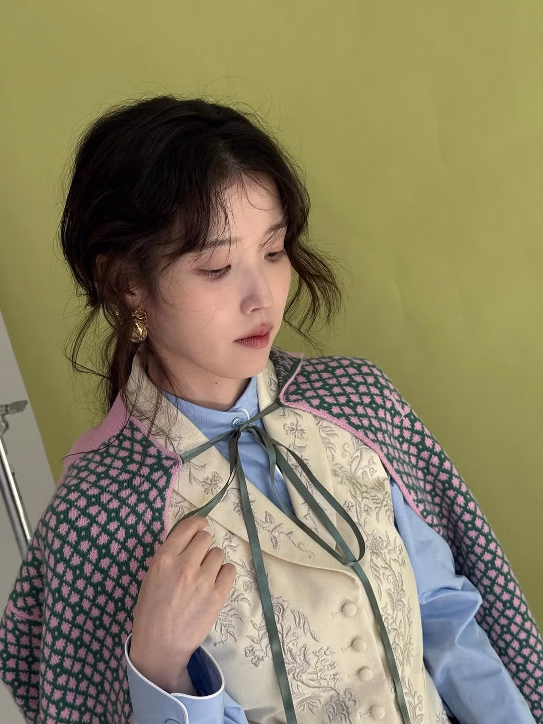 아이유 인스타 코스모폴리탄 화보 비하인드 사진 업뎃 (with 이연) - 밈카세