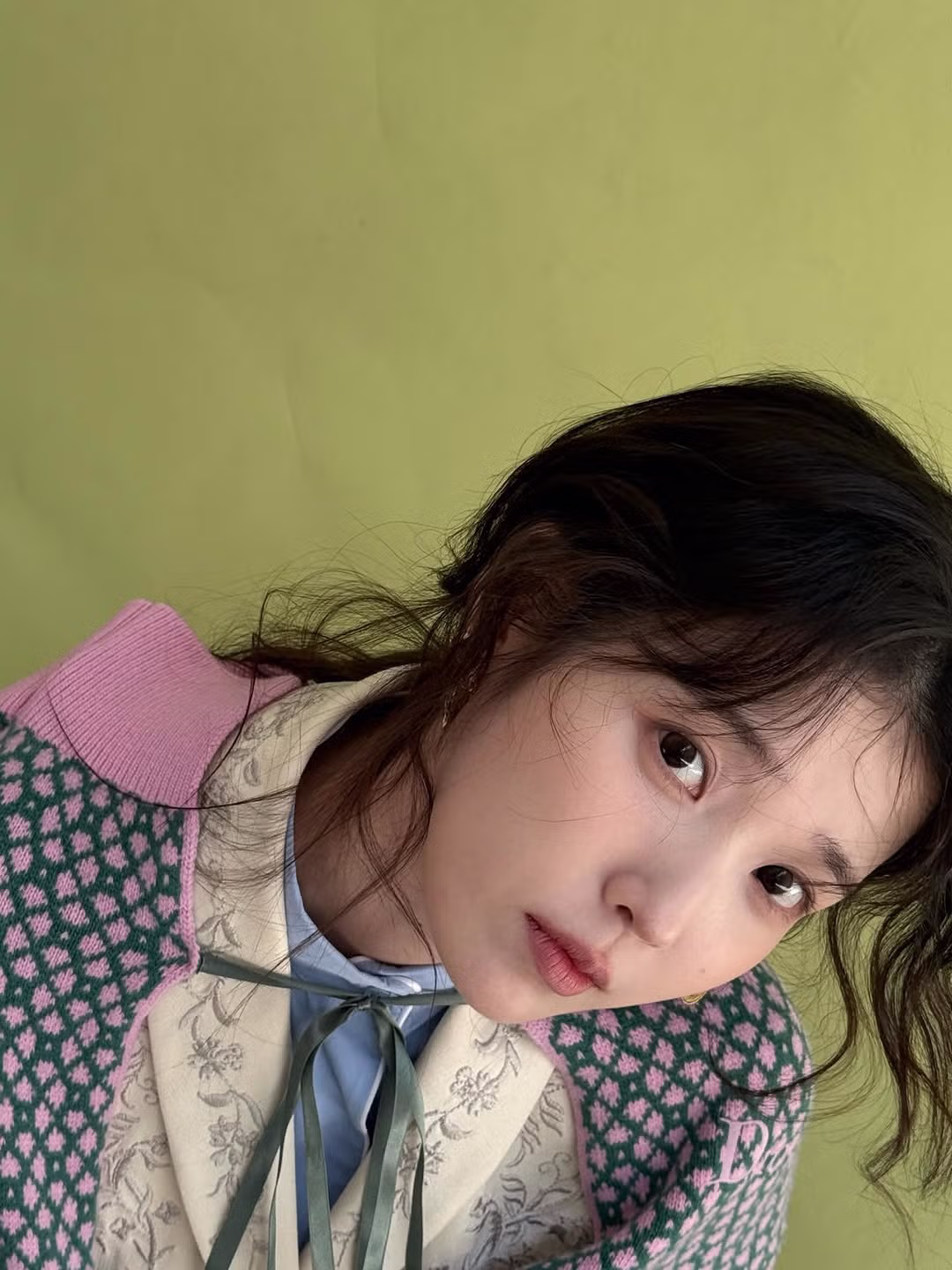 아이유 인스타 코스모폴리탄 화보 비하인드 사진 업뎃 (with 이연) - 밈카세