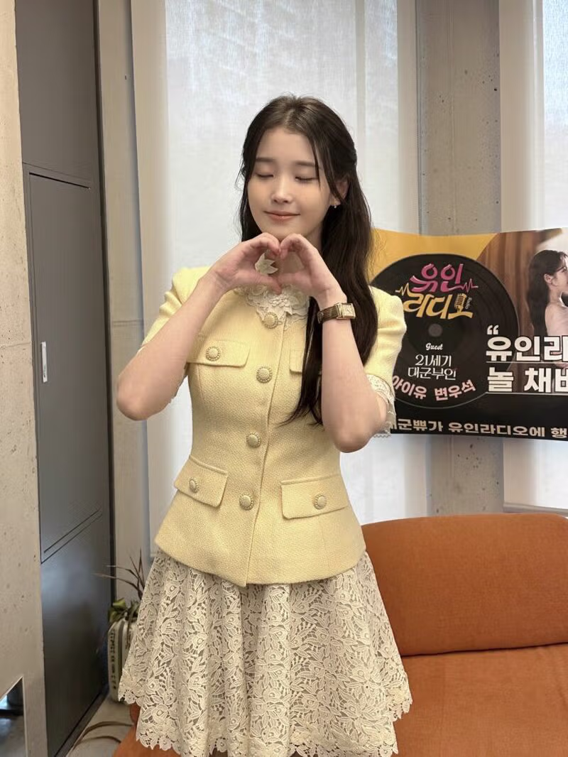 아이유 인스타 코스모폴리탄 화보 비하인드 사진 업뎃 (with 이연) - 밈카세