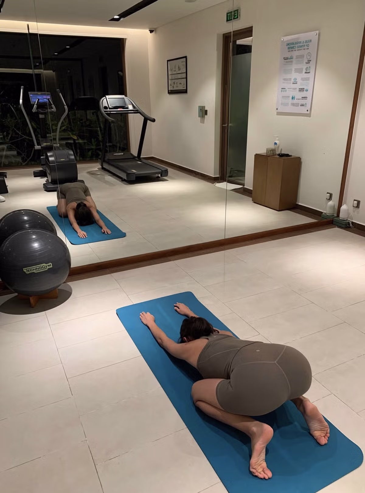 룰루레몬 입고 스트레칭 하는 이사장 - 밈카세