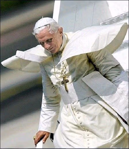 외모때문에 밈이 되었던 교황.jpg 12