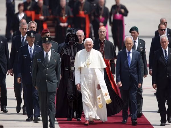 외모때문에 밈이 되었던 교황.jpg 14