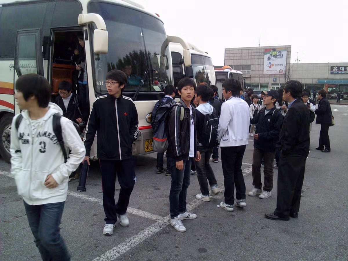 GPT 신모델로 만든 2009년 수학여행 사진 ㄷㄷ - 밈카세