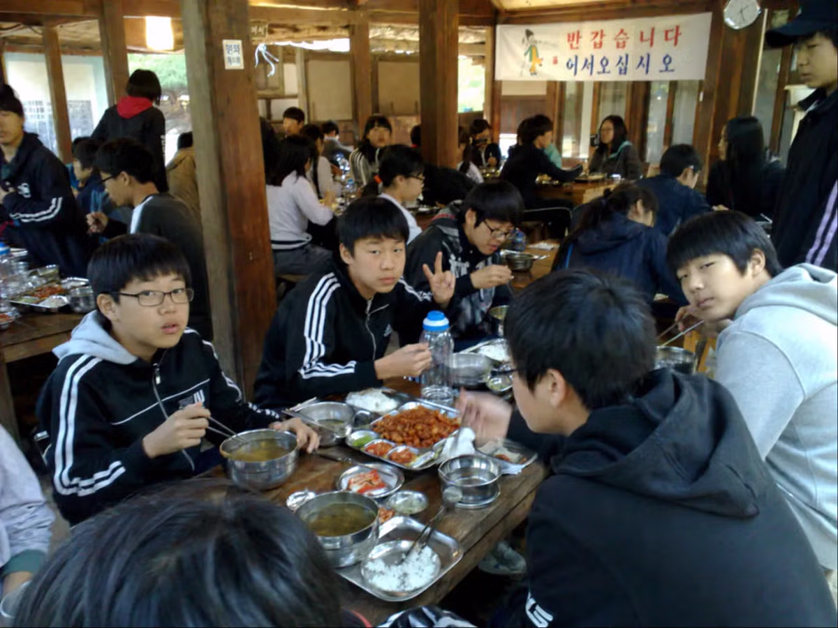 GPT 신모델로 만든 2009년 수학여행 사진 ㄷㄷ - 밈카세