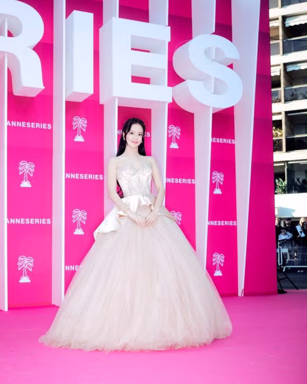 개인 소속사 공계에 올라온 블랙핑크 지수 칸 시리즈 참석 및 수상 사진 & 영상 - 밈카세