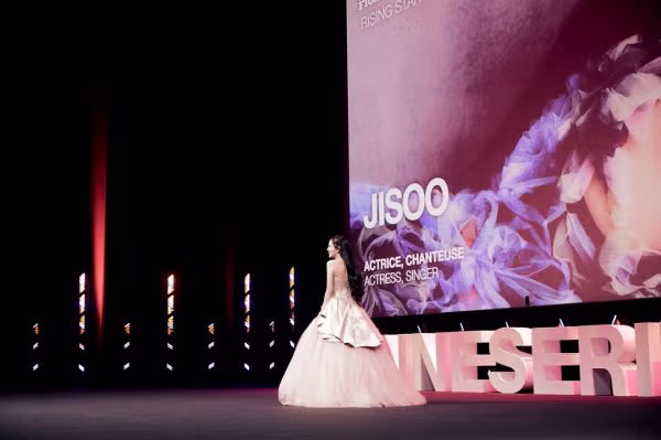 개인 소속사 공계에 올라온 블랙핑크 지수 칸 시리즈 참석 및 수상 사진 & 영상 - 밈카세