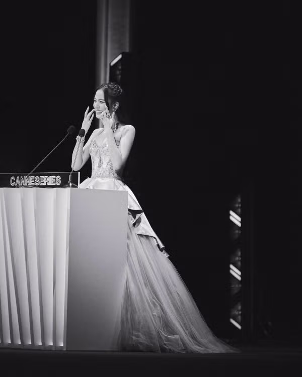 개인 소속사 공계에 올라온 블랙핑크 지수 칸 시리즈 참석 및 수상 사진 & 영상 - 밈카세