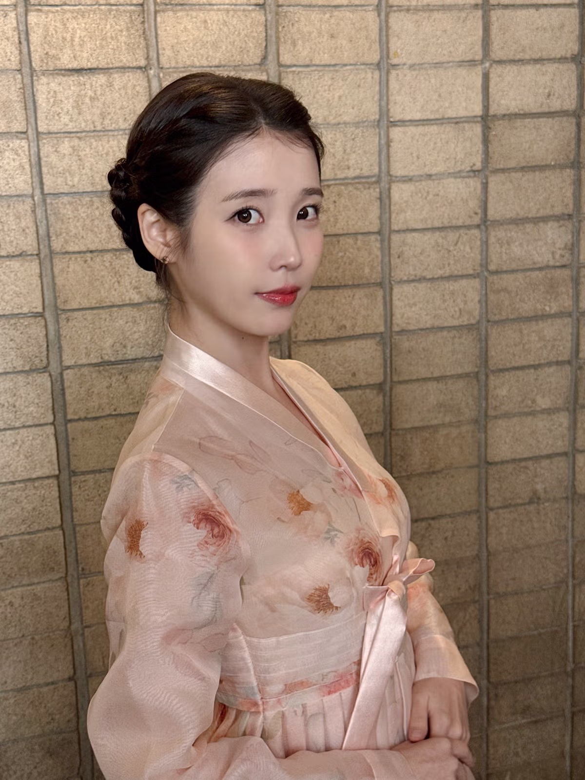 자컨에서 한복입은 아이유🍑 - 밈카세