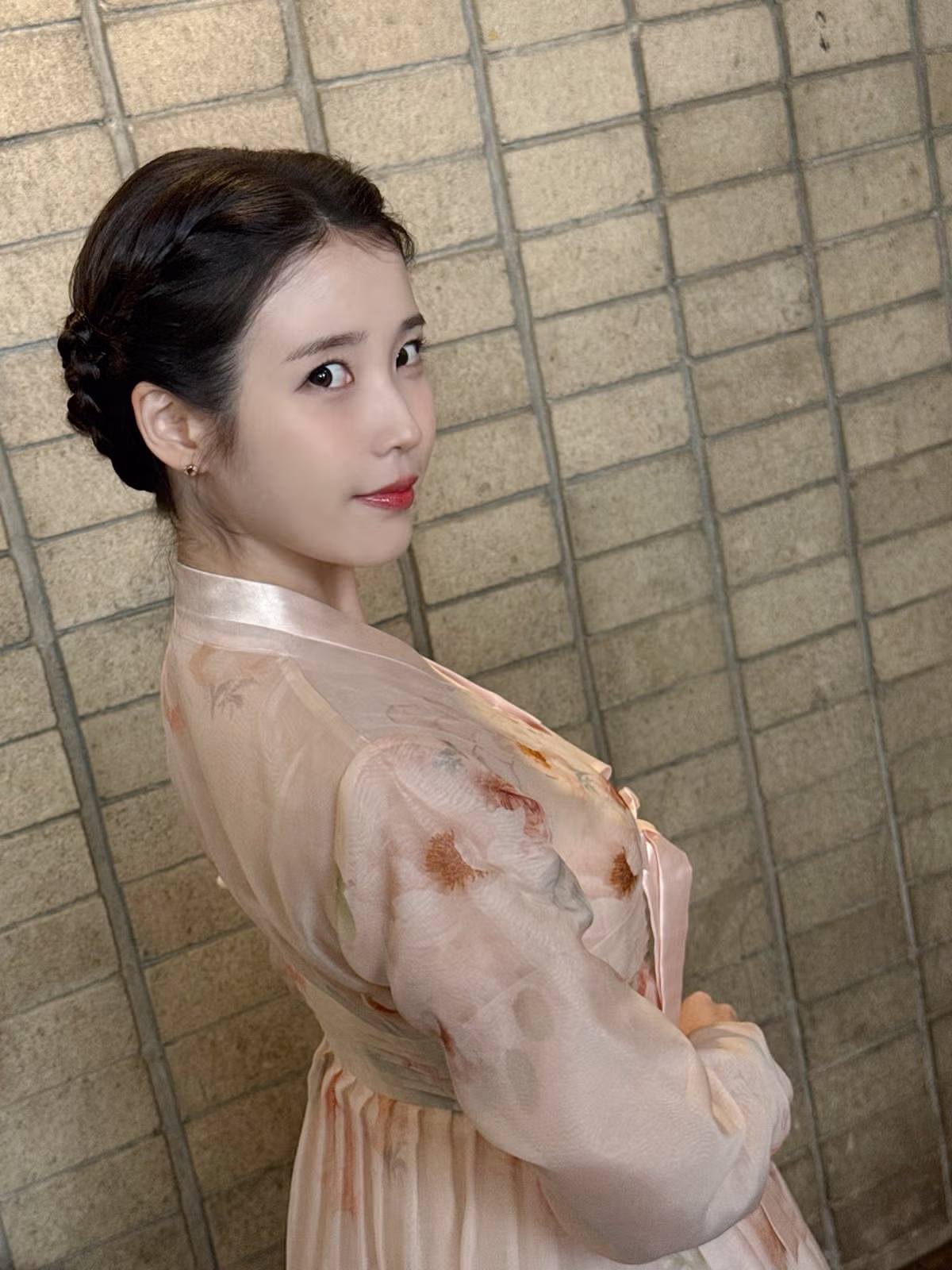 자컨에서 한복입은 아이유🍑 - 밈카세
