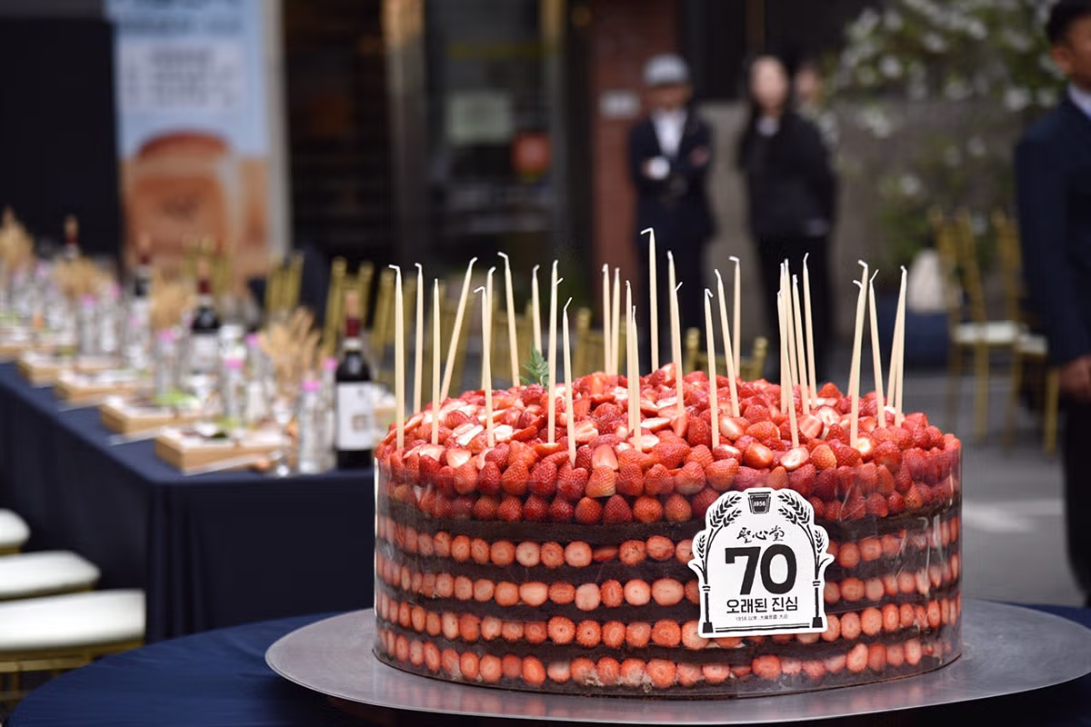 [포토] 성심당 70주년 맞아 특별 제작된 70kg 딸기시루 - 밈카세