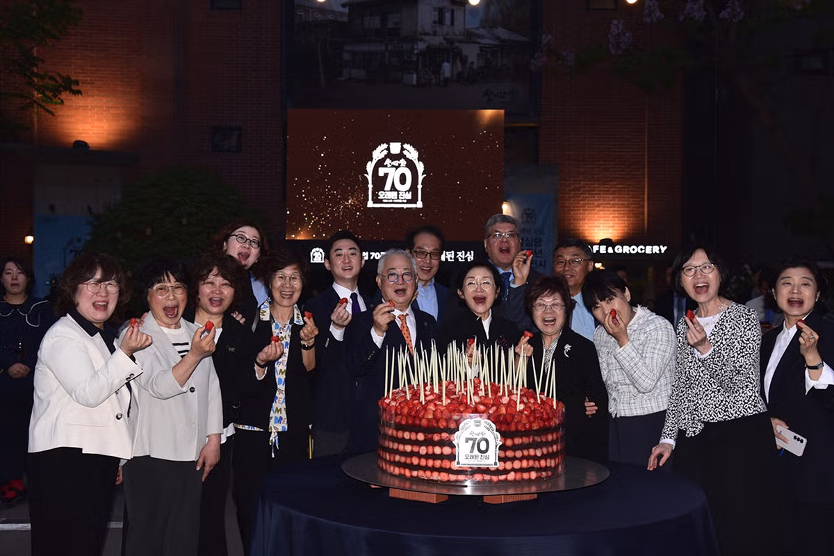 [포토] 성심당 70주년 맞아 특별 제작된 70kg 딸기시루 - 밈카세
