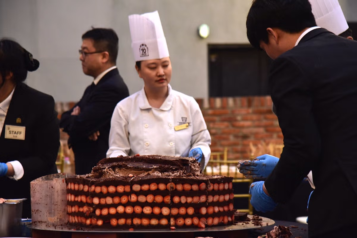[포토] 성심당 70주년 맞아 특별 제작된 70kg 딸기시루 - 밈카세