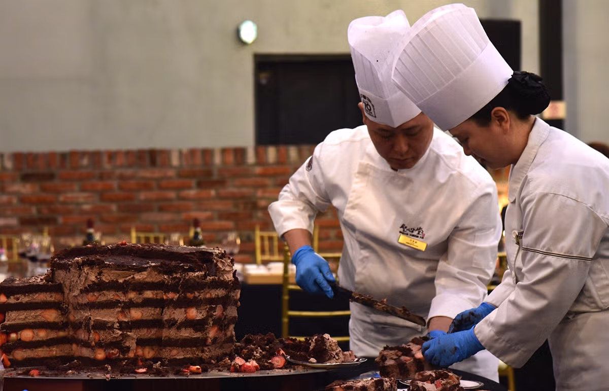 [포토] 성심당 70주년 맞아 특별 제작된 70kg 딸기시루 - 밈카세
