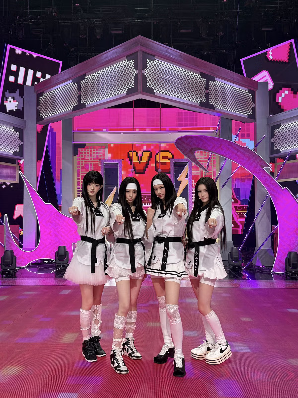 오늘자 음방 착장에 활중 멤버 이름 새겨 온 아일릿...jpg - 밈카세