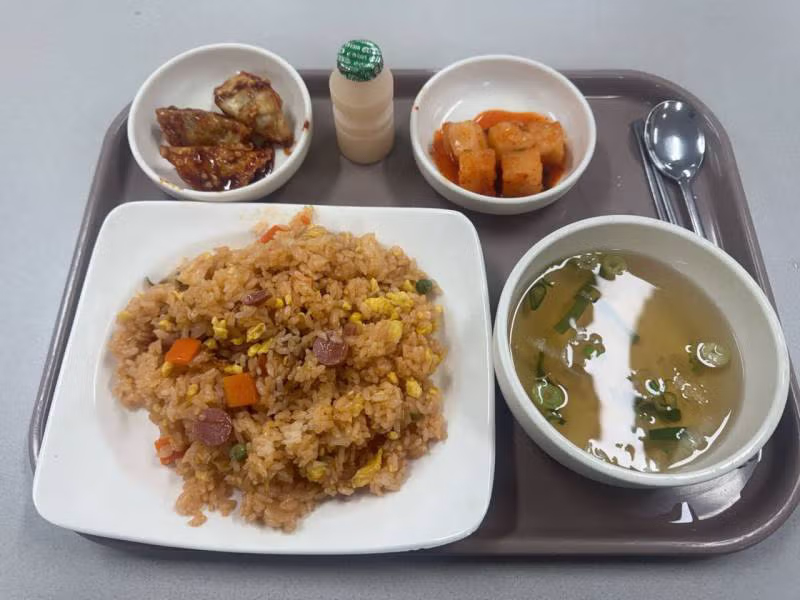 충남대 학생식당 조식 호불호 글에 제일 부실한거 올렸다고 쓰레드에 나타난 충남대학생 4